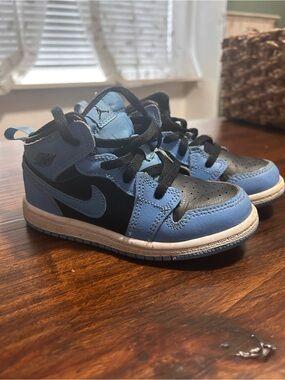 Jordan Kids Mid-Top Sneakers in Black & Light Blue